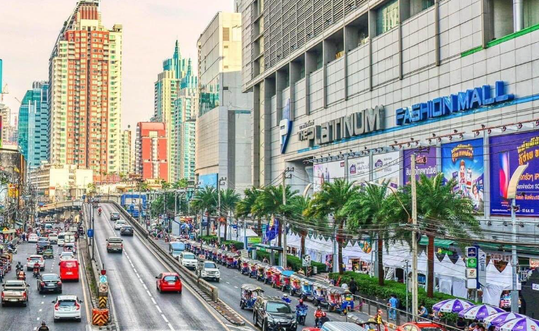Explore Bangkok’s Markets, Malls and Attractions from Pratunam